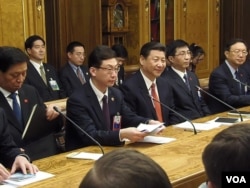 王滬寧，楊潔篪（從左到右）3月23日在國家杜馬。（美國之音白樺拍攝）