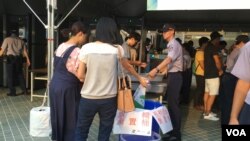 綠色台灣旗在台北世大運開幕式入口處被收繳（美國之音黎堡攝）