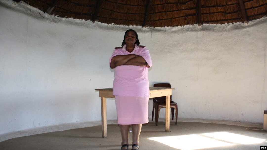 Nurse Esther Zonke inside the empty hut that’s used as a rudimentary clinic (D Tayor./VOA)