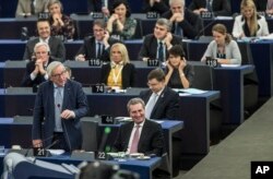 European Commission President Jean-Claude Juncker, left, speaks at the European Parliament in Strasbourg, eastern France, Nov.13, 2018. British and Irish media say U.K. and EU negotiators have reached an agreement on a proposed Brexit deal to resolve the main outstanding issue of the Irish border.