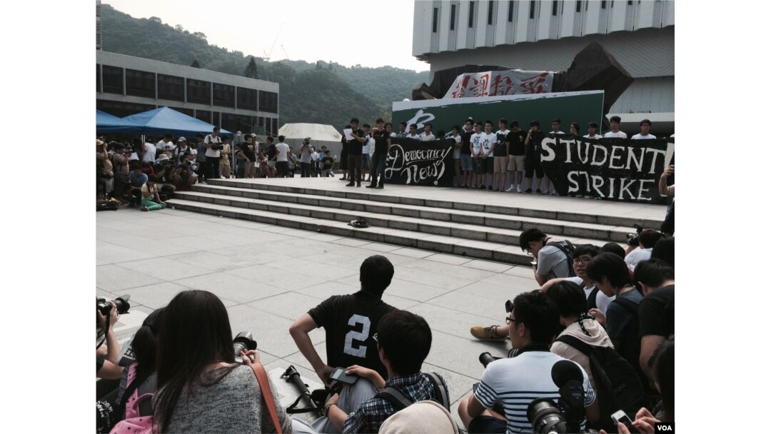 香港學聯代表宣讀罷課誓言,呼籲港人關注民主進程。(美國之音湯惠芸)