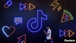 资料照：中国浙江省杭州市一名男子走过 TikTok app的广告。 （2019年10月18日）