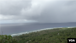 关岛最北端的瑞提迪恩岬(Ritidian Point)，下面就是瑞提迪恩海滩，偷渡客进入关岛的登陆点之一。天气好的时候可以从这里看到北马里亚纳群岛最南端的罗塔岛(Rota)。