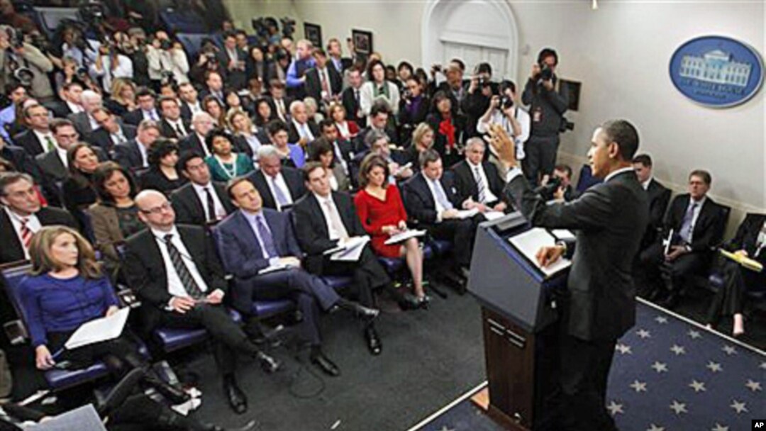 Prezident Obama Oq uydagi matbuot anjumani paytida, 6-mart, 2012-yil