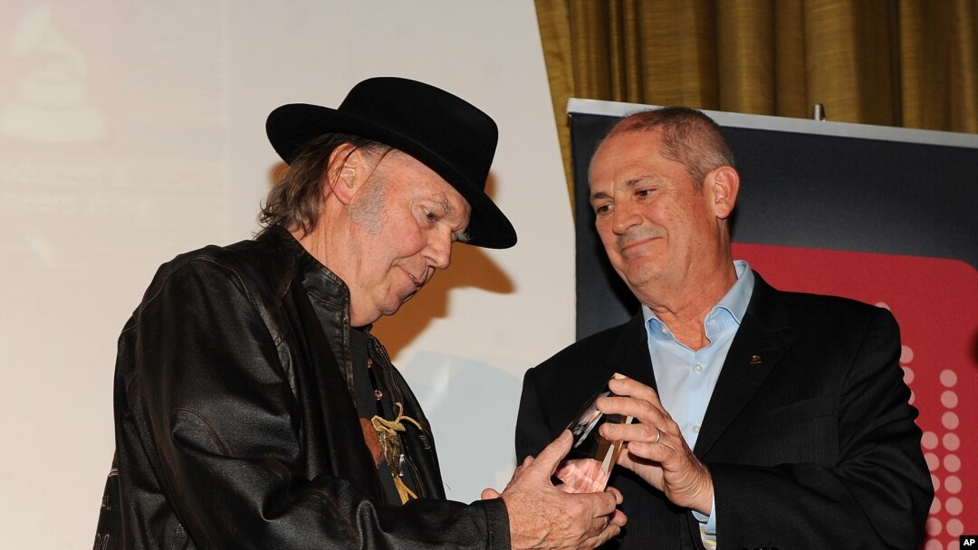 Neil Young acepta el premio de la Academia de la Música de parte de productores e ingenieros del evento de los Grammy.