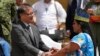 El presidente de Colombia, Gustavo Petro, estrecha las manos con una líder indígena que participó en la búsqueda y rescate de los cuatro niños indígenas que sobrevivieron 40 días en la selva, en Bogotá, Colombia, el lunes 16 de junio de 2023. 