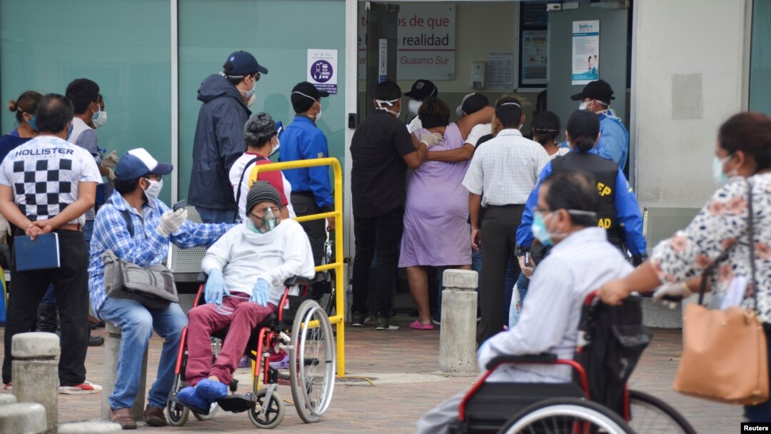 Personas enfermas acuden a la sala de emergencias del Hospital General Guasmo Sur, en Guayaquil, Ecuador.