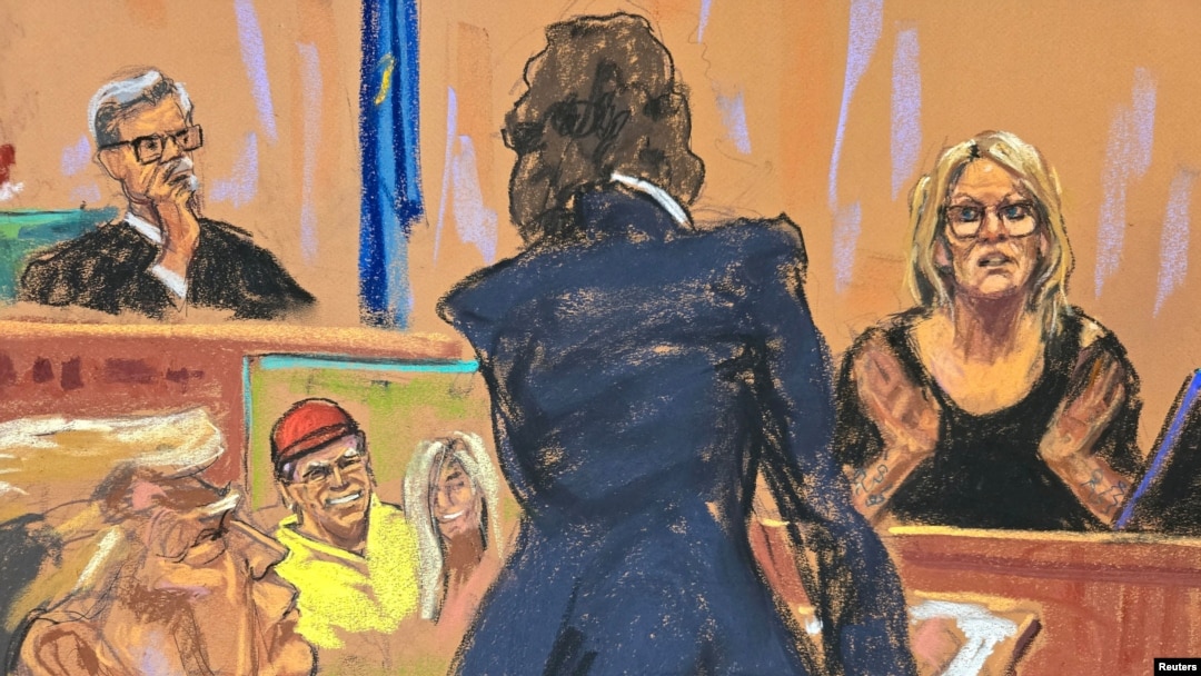 La actriz porno Stormy Daniels testifica en el juicio contra el expresidente de EEUU Donald Trump por pagos ilegales en Nueva York, el 7 de mayo de 2024.