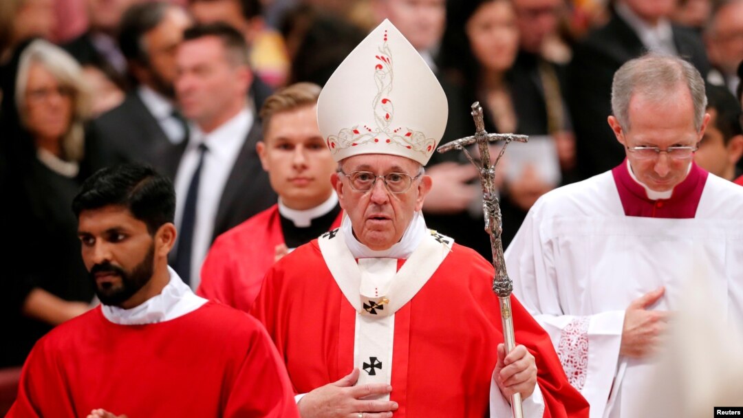 El papa Francisco es visto a la salida de la misa del domingo, 20 de mayo, de 2018, en la Basílica de San Pedro, en el Vaticano.