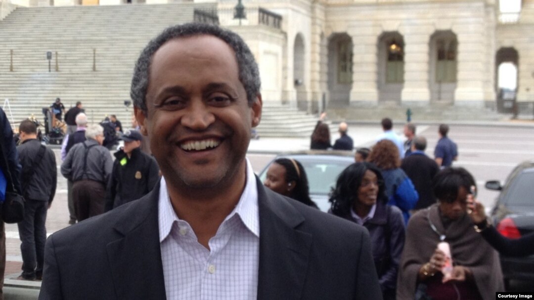 የብርሃን የቤት ውስጥ ህክምና አገልግሎት ድርጅት ሊቀ መንበር እና ዋና ስራ አስፈጻሚ አቶ ፍስሃ ወልዴ ሞላልኝ።​