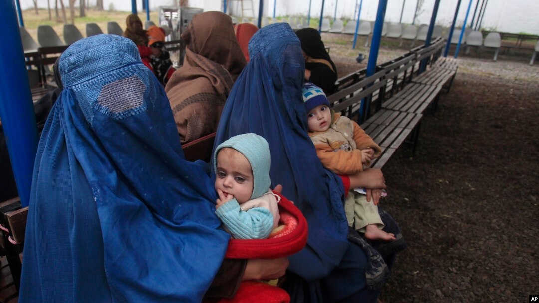 Pokistondagi afg'on ayollari vataniga qaytish arafasida. BMTning Peshavardagi qochqinlar idorasi yonida. 2-fevral 2015-yil.