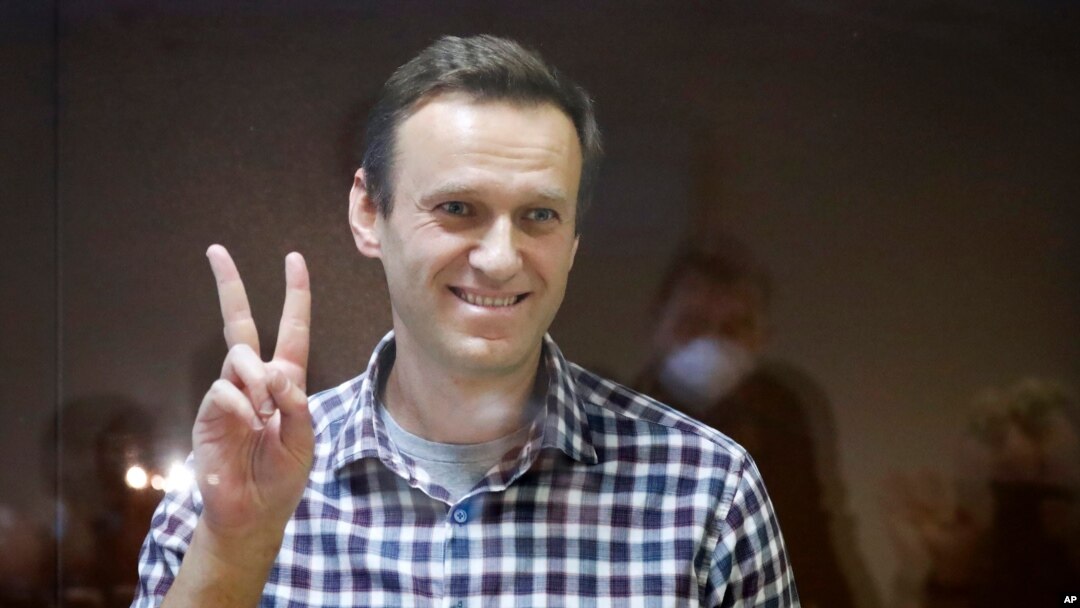 El líder de la oposición rusa Alexei Navalny gesticula mientras está en una jaula en el Tribunal de Distrito de Babuskinsky en Moscú, Rusia, el sábado 20 de febrero de 2021. 