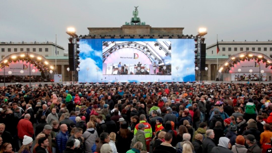 Posetioci ispred Brandenburške kapije, Berlin, Nemačka, 9. novembar, 2014. 