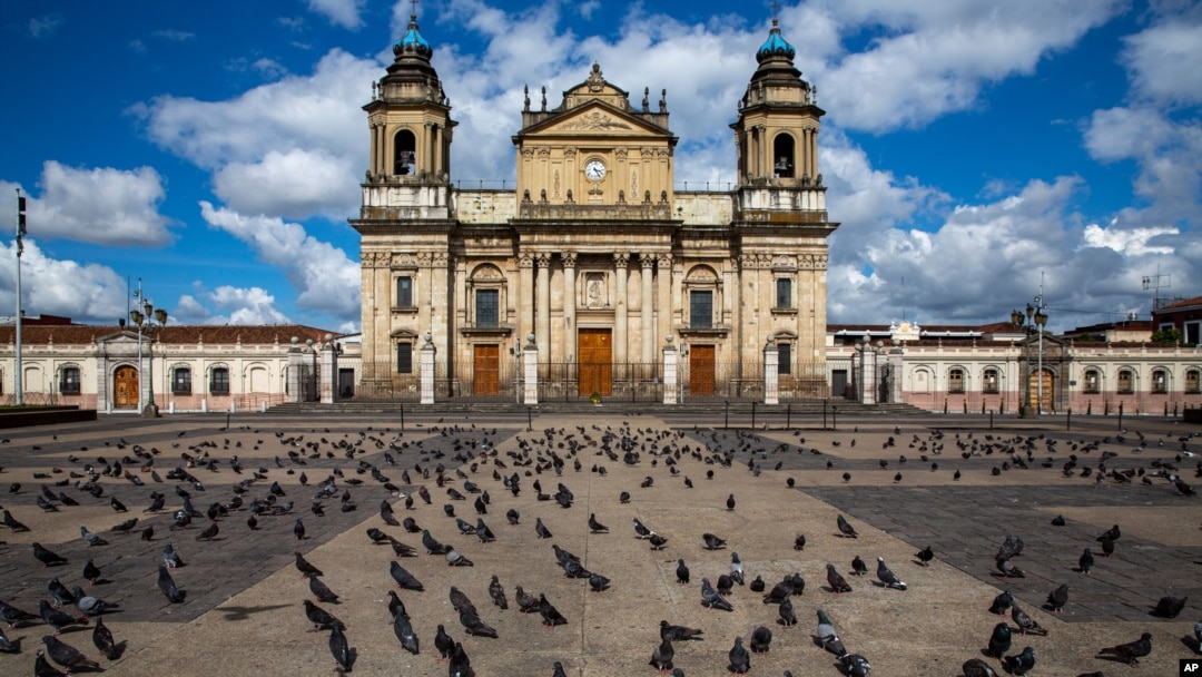 La Plaza de la Independencia, frente a la Catedral Metropolitana de la Ciudad de Guatemala, donde tradicionalmente se celebran actos por la fecha patria de Guatemala.
