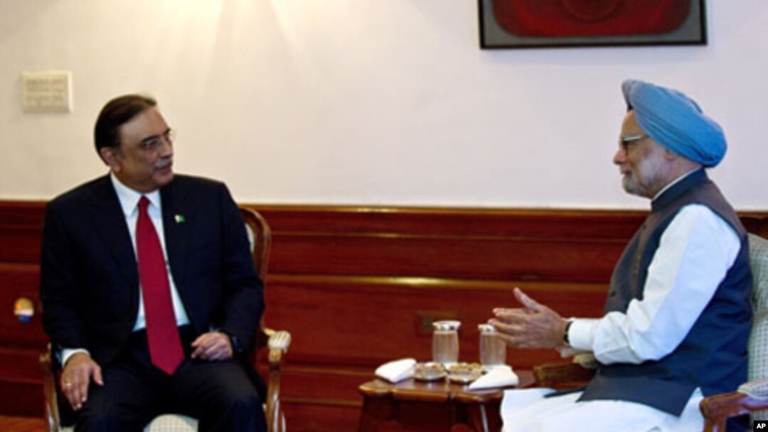 Hindiston Bosh vaziri Manmohan Singx (o'ngda) Pokiston prezidenti Osif Ali Zardariyni qabul qilmoqda. Dehli, 8-aprel, 2012-yil.