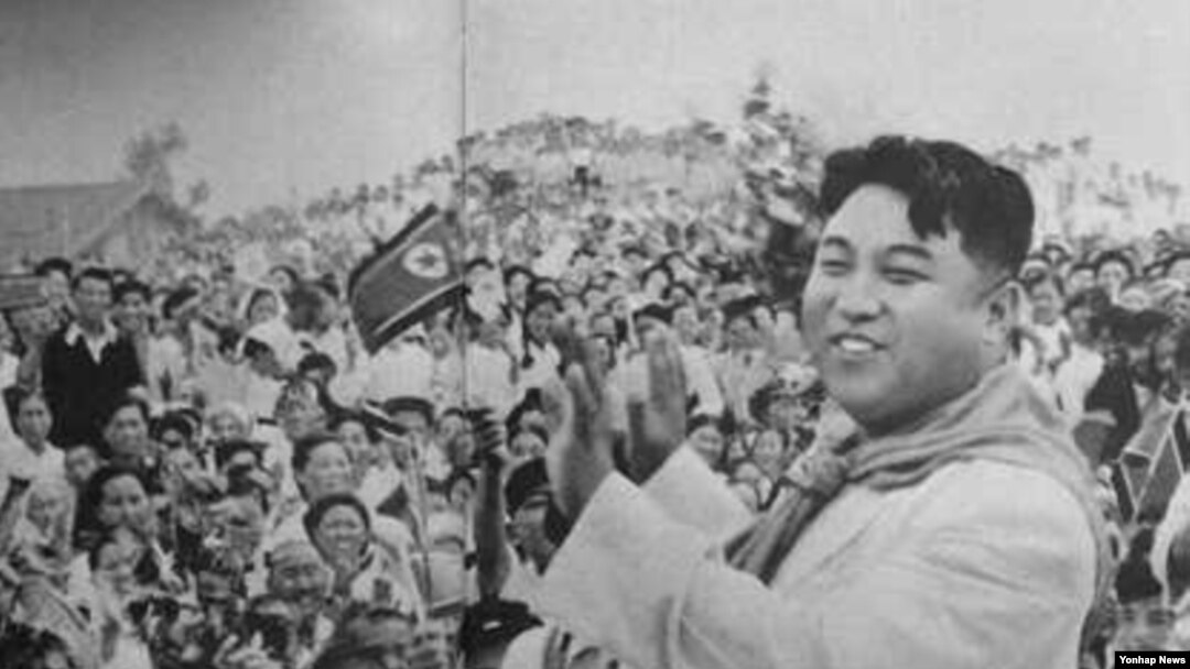 1994년 7월 평남 문덕군에서 군중들의 환호에 답례를 보내는 김일성 주석.