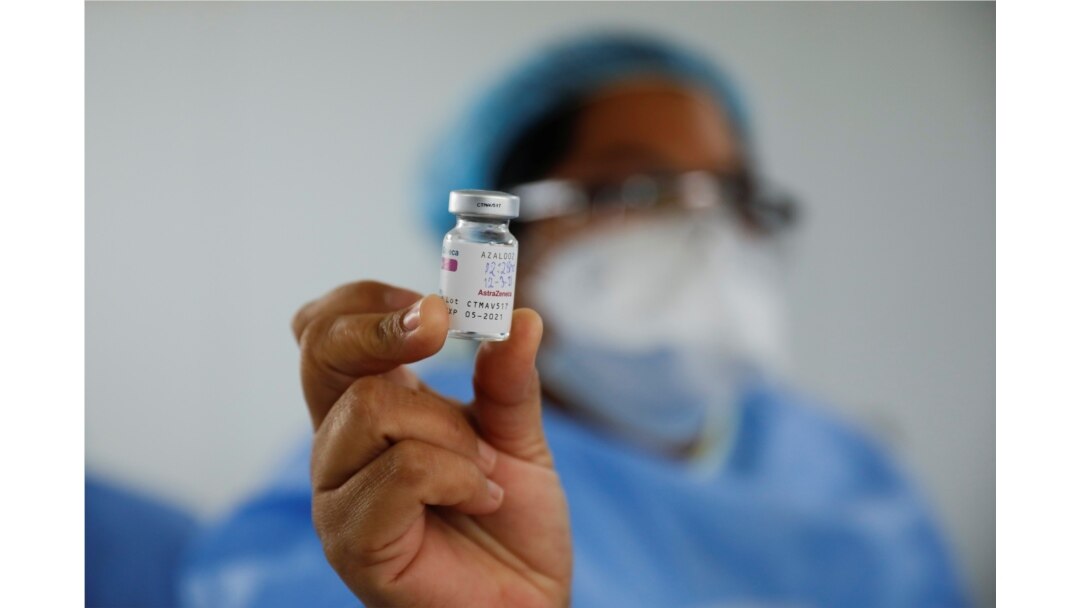 Un trabajador de salud muestra un frasco de la vacuna AstraZeneca (SKBio Corea) bajo el esquema COVAX contra la enfermedad del nuevo coronavirus en un centro de salud pública en San Salvador, el 12 de marzo de 2021.