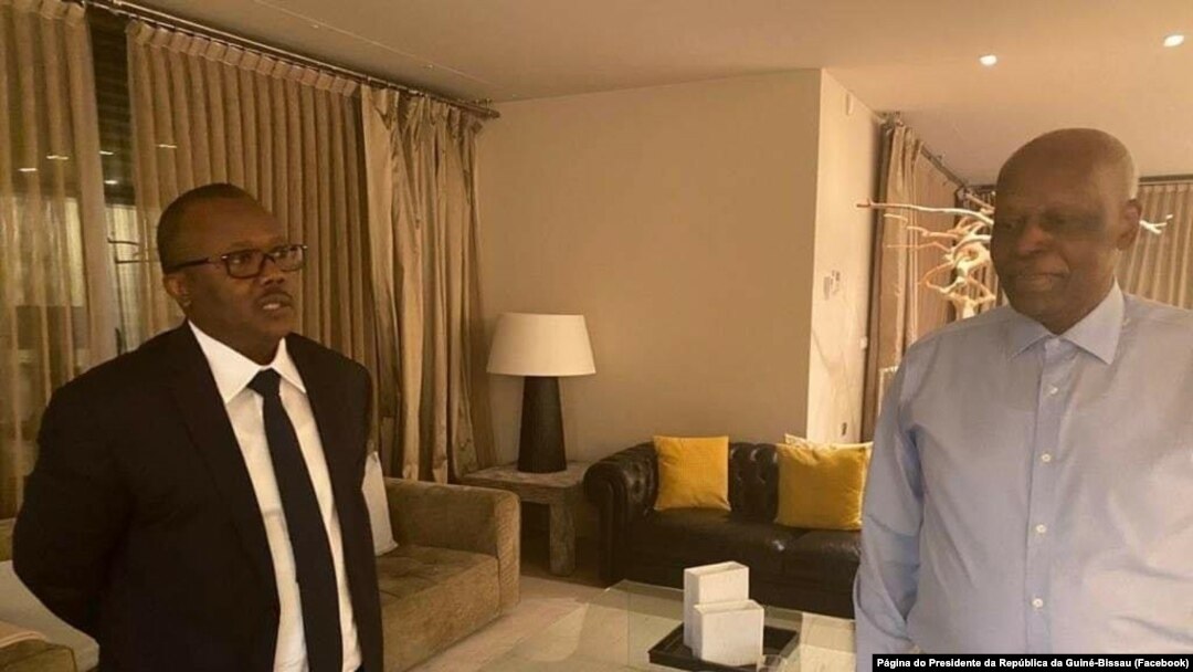 Úmaro Sissoco Embaló, Presidente guineense, e José Eduardo dos Santos, antigo Presidente angolano, 30 outubro 2020