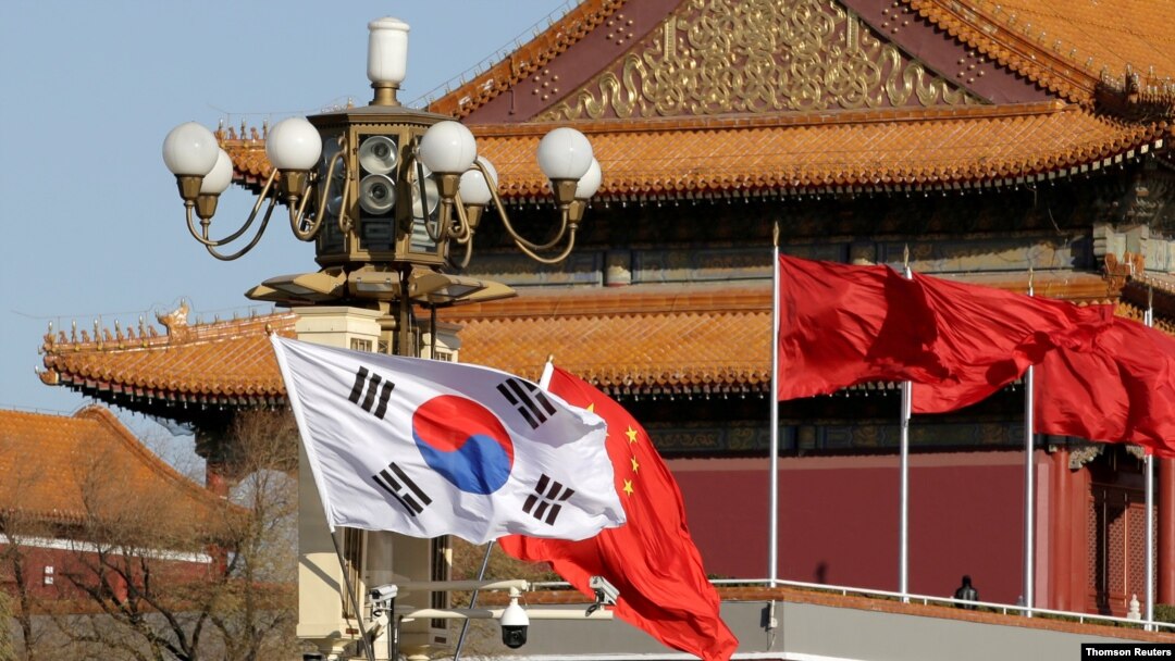 베이징 천안문에 걸린 한국 태극기와 중국 오성홍기. (자료사진)