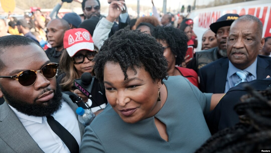 El 2 de marzo de 2020, la activista Stacey Abrams habla a la prensa luego de cruzar el famoso puente de Selma, en el 55 aniversario del 'Domingo Sangriento' de la lucha por los derechos civiles en 1965.