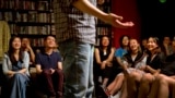 在这张2015年5月24日的照片里，观众在观看一个书店里举办的脱口秀表演