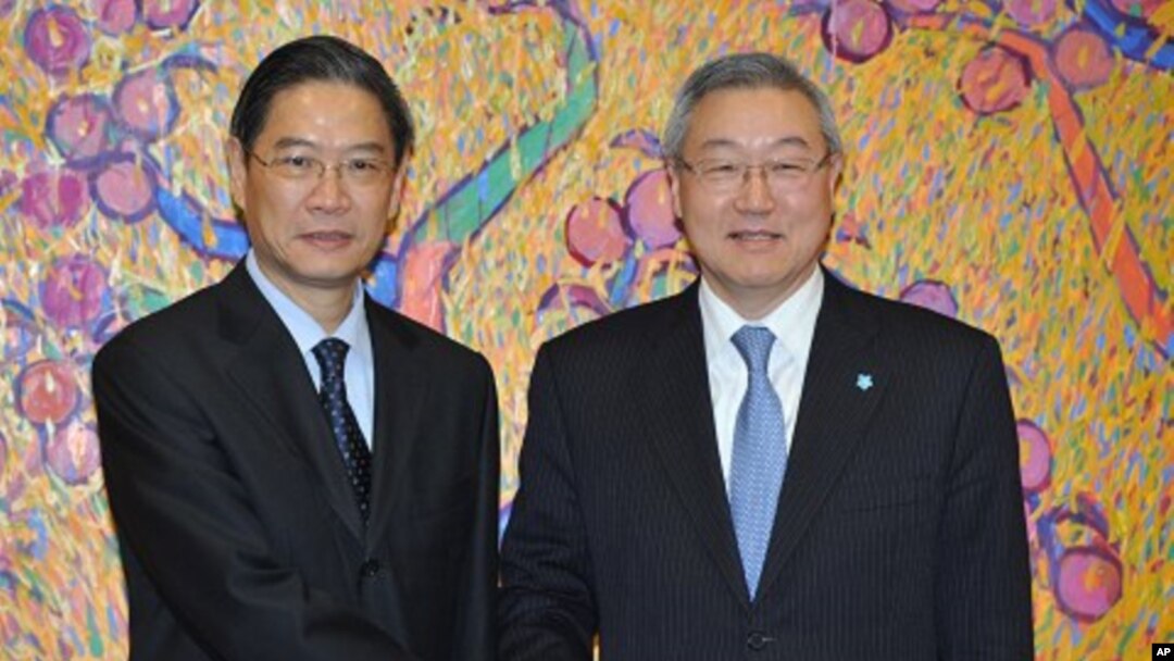 South Korean Foreign Minister Kim Sung-hwan, right, shakes hands with Chinese Vice Foreign Minister Zhang Zhijun before the high-level bilateral talks in Seoul, South Korea, December 27, 2011.
