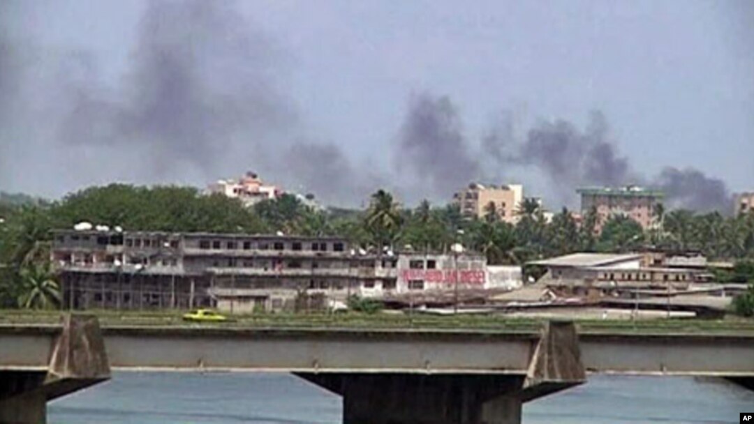 hayaki na tasowa daga tsakiya4r birnin Abidjan, alhamis, 31 Maris, 2011