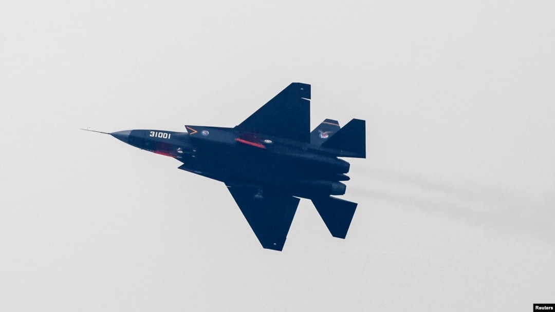 2014年11月10日，中國FC-31隱形戰機在廣東珠海舉行的第十屆中國國際航空航天展覽會舉行之前試飛。