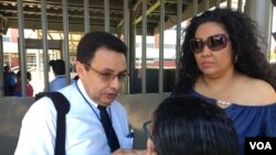 El abogado de los periodistas Miguel Mora y Lucía Pineda, Julio Montenegro asegura que sus clientes deben ser liberados cuanto antes. En esta foto lo acompañan la mamá de Lucía Pineda y la esposa de Mora. [Foto: Donaldo Hernández, VOA].