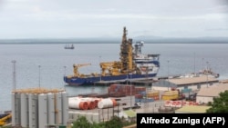 Cabo Delgado - navio de apoio a construção ao largo no porto de Pemba