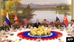 北韓官方朝中社(KCNA) 於7 月27 日發布的照片​​顯示，俄羅斯國防部長謝爾蓋·紹伊古（左三）正在平壤參加歡迎宴會。