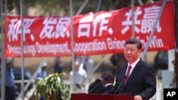 中國國家主席習近平在巴布亞新幾內亞莫爾斯比港一條道路的開通儀式上講話。 （2018年11月16日）