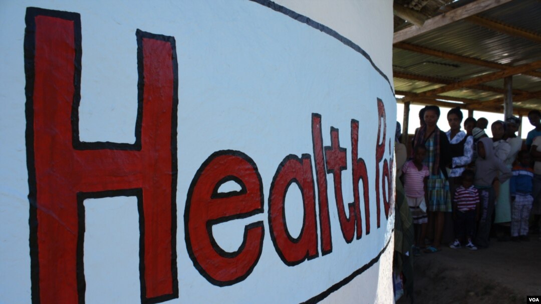 People queue to see a nurse at the health point at Masizini, South Africa (D. Taylor/VOA)