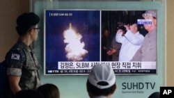 一名南韓士兵在觀看有關北韓發射導彈的電視新聞報導 (資料圖片)
