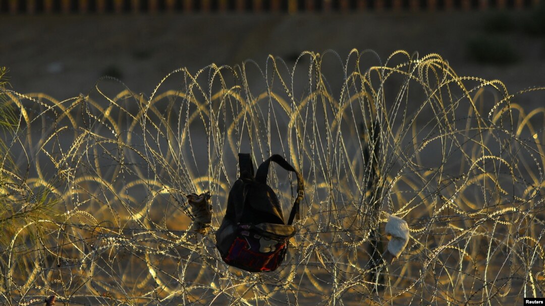 Un bolso de un migrante puede verse en un alambrado de púas en las cercanías del río Bravo, en la frontera mexicana con Estados Unidos. La prensa reportó el ahogamiento de una niña venezolana de 7 años que intentaba cruzar irregularmente con su familia.