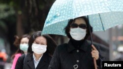 在台北的台大醫院外面行人戴口罩