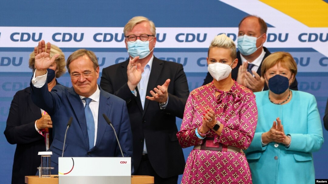 El líder de la Unión Demócrata Cristiana (CDU) y máximo candidato a canciller, Armin Laschet, aparecen después de las primeras encuestas a pie de urna en las elecciones generales en Berlín, Alemania, el 26 de septiembre de 2021.