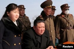 在朝鲜中央通讯社（KCNA）2023年3月20日发布的这张照片中，金正恩和他的女儿金主爱在一个秘密地点观看导弹演习。