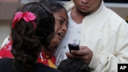 Una mujer llora tras conocer que su hermano, Dionisio Heriberto Solís, era uno de los reos que murieron en un amotinamiento en la hacinada prisión de El Porvenir, en diciembre pasado.