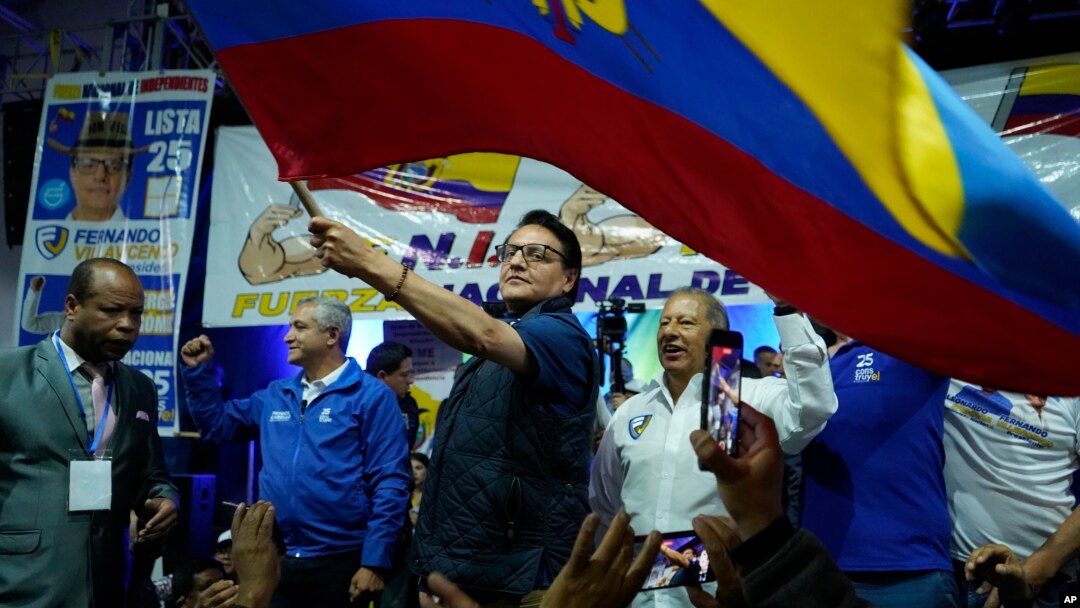 Fotografía de archivo del candidato presidencial Fernando Villavicencio ondeando la bandera nacional de Ecuador durante un evento de campaña en una escuela minutos antes de ser asesinado a tiros afuera de la misma escuela, en Quito, Ecuador, el 9 de agosto de 2023. 