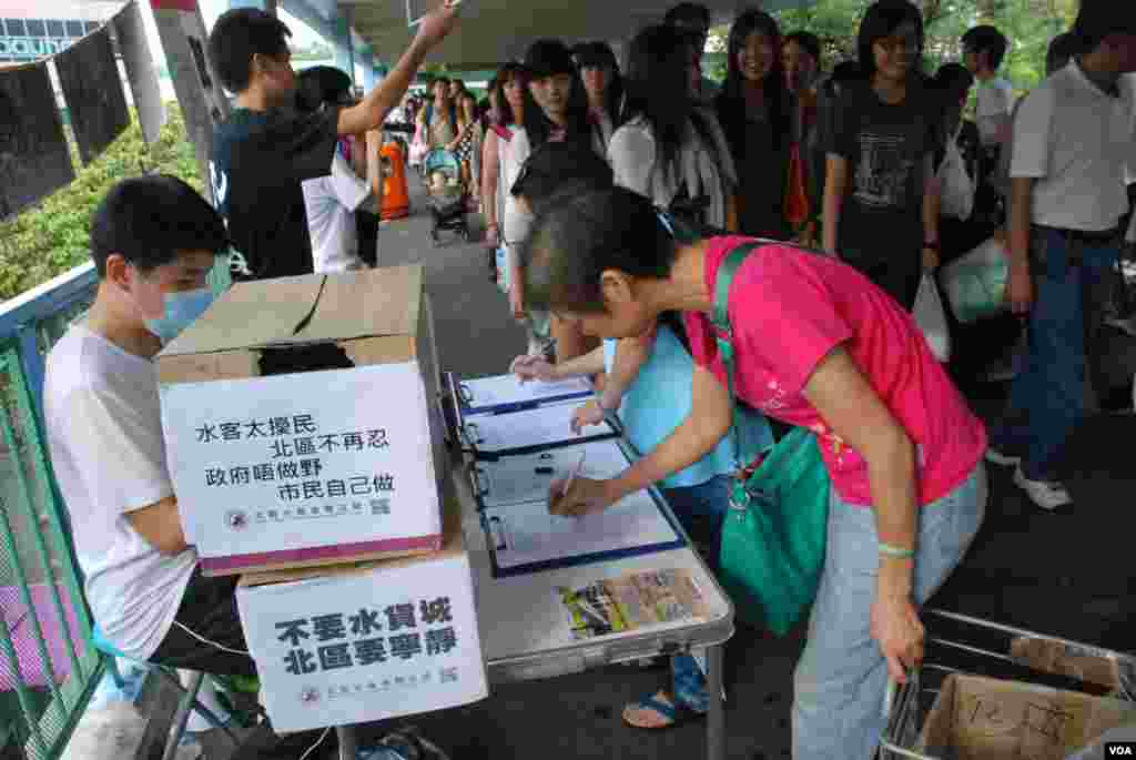 今年9月北區水貨客關注組在上水火車站設街站舉辦簽名運動,呼籲當局取消大陸旅客一簽多行