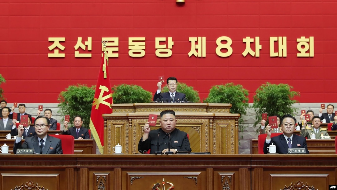 12일 북한 평양에서 열린 노동당 8차 대회에서 김정은 국무위원장의 오른쪽에 최룡해 최고인민회의 상임위원장, 왼쪽에 조용원 당 비서가 앉아있다.