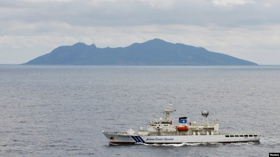 日本一艘海警船2010年10月在尖閣諸島附近巡邏（路透社）