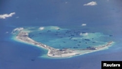 美國海軍P-8A海神偵察機2015年5月21日在有爭議的斯普拉特利群島（南沙群島）的美濟礁上空拍攝到的數艘中國挖沙船。 