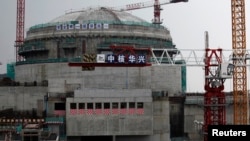 资料照：广东省台山核电厂的一个核反应堆正在建设中。（2013年10月17日）