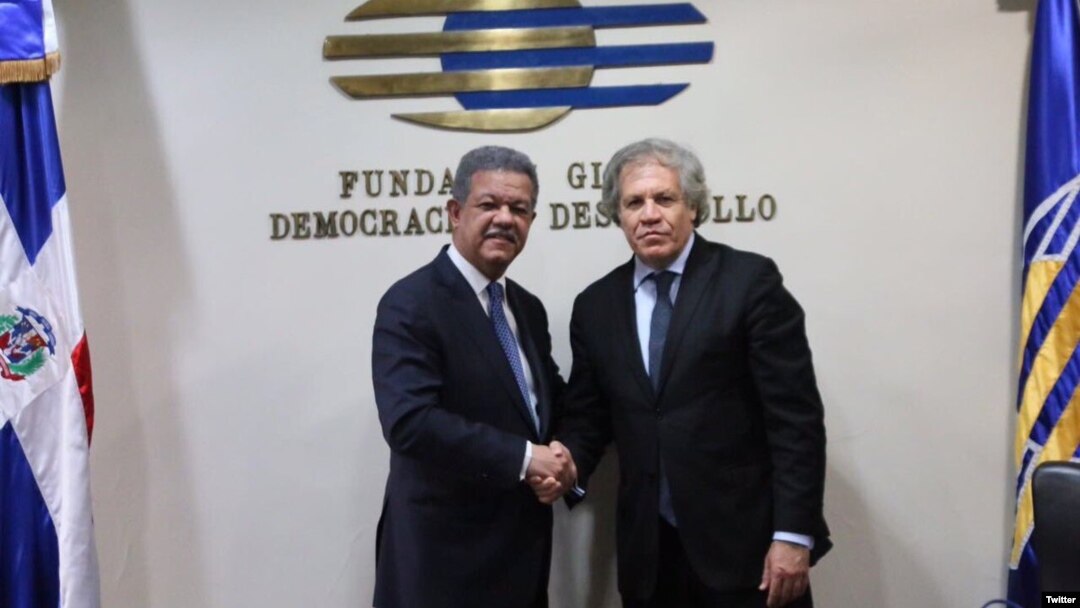 El secretario general de la OEA, Luis Almagro (der.) se reunió el martes 18 de abril con el expresidente de República Dominicana, Leonel Fernández. Foto: Cortesía @LeonelFernandez.