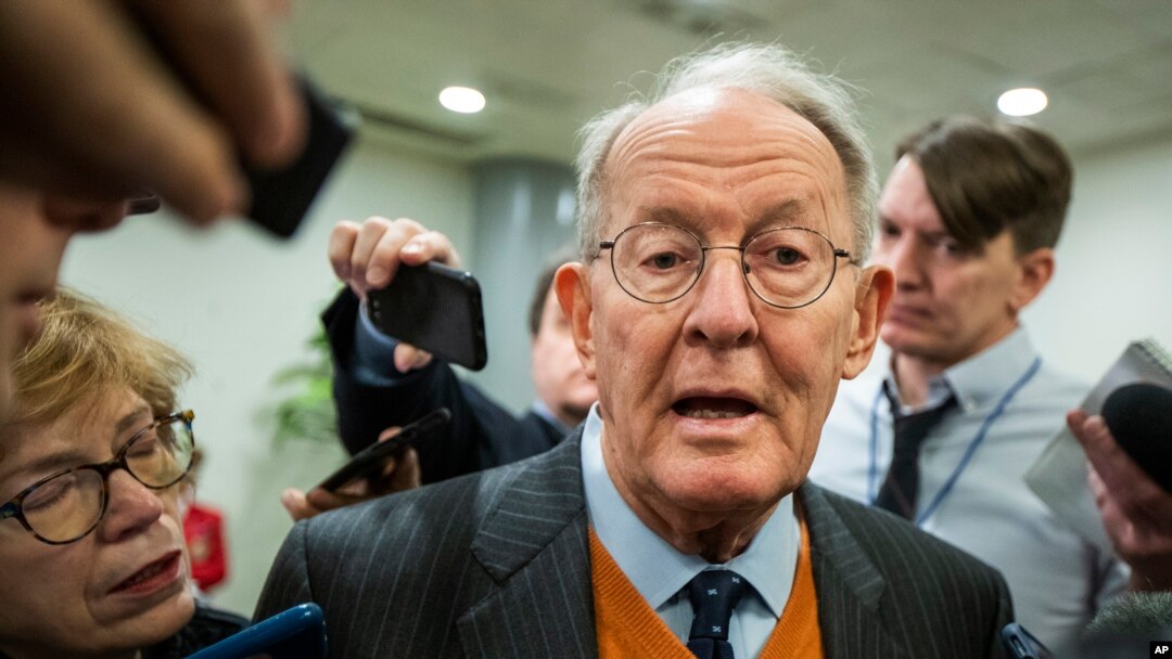 El senador Lamar Alexander, republicano por Tennessee, habla con periodistas al llegar al Capitolio en Washington, el lunes 27 de enero de 2020, durante el juicio político del presidente Donald Trump. Foto: AP.