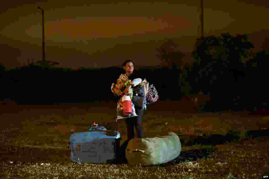 Venezuelan migrants cross the border between Ecuador and Peru in Tumbes, Peru, Aug. 25, 2018.