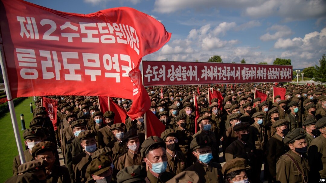 북한에서 함경도 지역 태풍 피해 복구를 위해 결성된 1만2000명의 '수도당원사단' 당원들이 8일 평양에서 궐기대회를 갖고 피해 지역으로 출발했다.