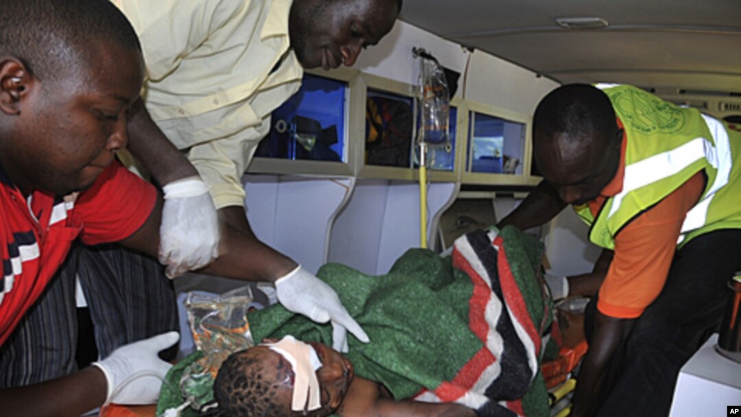 Ma'aikatan jiyya cikin motar daukan marasa lafiya su na kokarin ceton ran daya daga cikin wadanda harin boma-bomai ya rutsa da su a wata Majami'ar Katolika daf da Abuja a ranar Kirsimeti, 25 ga watan Disamba